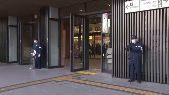 犯行現場となったバス乗り場(23日午前)