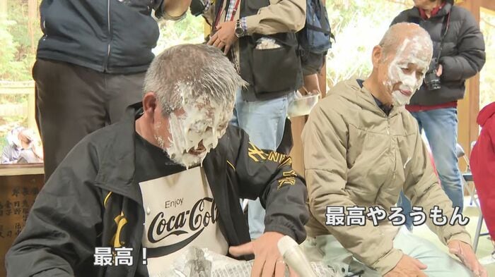 ｢おしろい｣を顔にたっぷり塗られて大満足