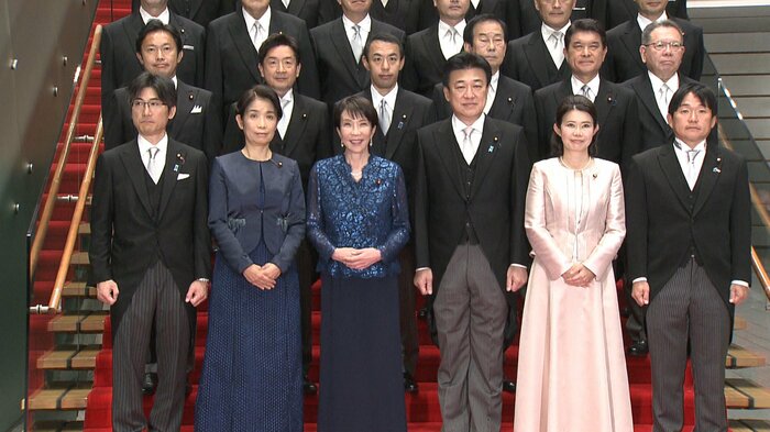 首相官邸で初の副大臣会議後の記念撮影