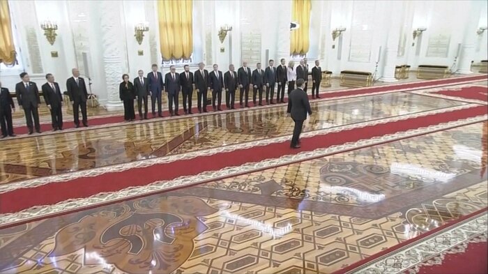習主席を待ち受けるプーチン氏は映らない