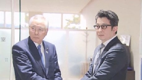 北広島市への誘致が内定し握手をする上野正三市長と ファイターズスポーツ＆エンターテイメントの前沢賢取締役（2018年）