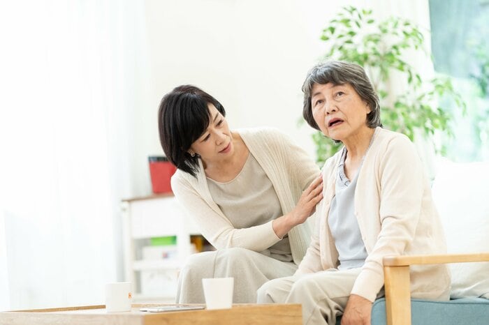 母の様子が以前と違う…(画像はイメージ)