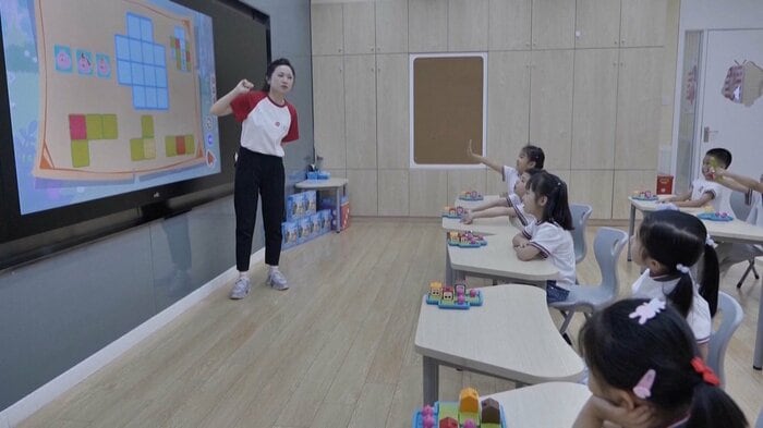 授業を受ける子どもたち(上海)