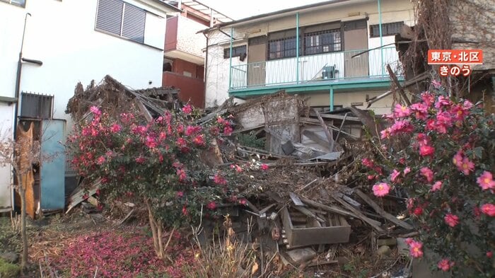 屋根が崩れがれきの山と化した空き家 1月23日