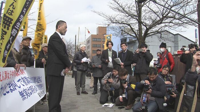再審公判前に報道陣の取材に応じる前川さん