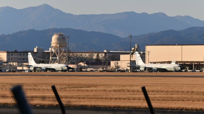2機同時展開は珍しい横田基地に飛来したRC-135Vリベットジョイント(8日 撮影:中曽根彰氏)