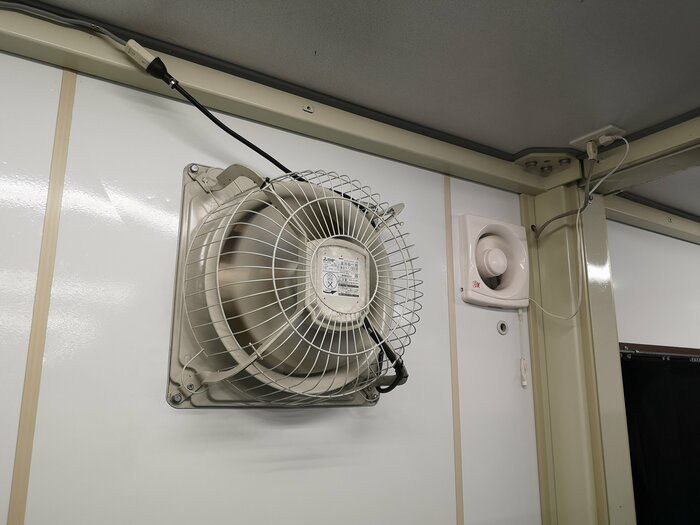 特注の換気扇(左)と通常の換気扇(右)
