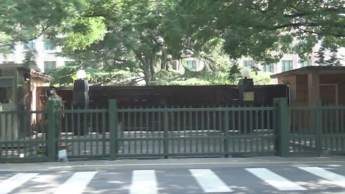 北京にある北朝鮮大使館の正門は通常固く閉ざされている