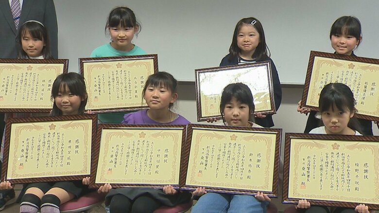 裸足で迷子に…4歳女児を小学生8人が保護！「ケガしないよう…」優しさ溢れる行動に感謝状【新潟発】｜FNNプライムオンライン