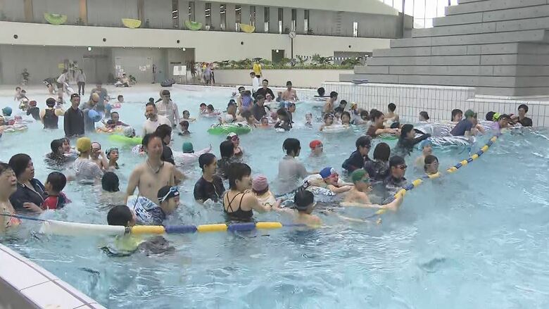 雨の連休最終日…屋内プールにぎわう　朝から多くの家族連れ｜FNNプライムオンライン