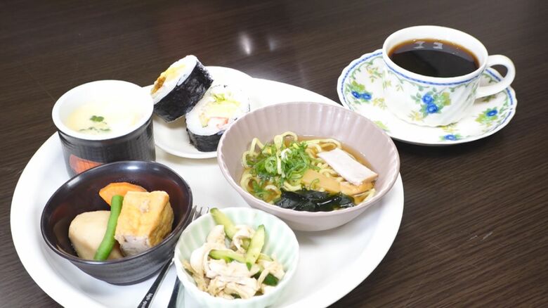 物価高に逆行の“ワンコイン”…日中は喫茶店 夜は居酒屋の二刀流店に『高コスパモーニング』コーヒーにたっぷりの5品付きで500円｜FNNプライムオンライン
