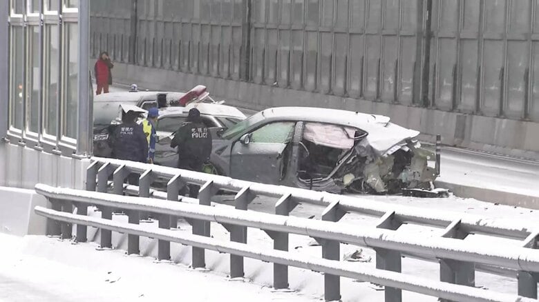 ランボルギーニがパトカーに突っ込む…運転手は逃走　別の事故処理中に発生　路面凍結が原因とみられる事故相次ぐ　東京・中央区｜FNNプライムオンライン