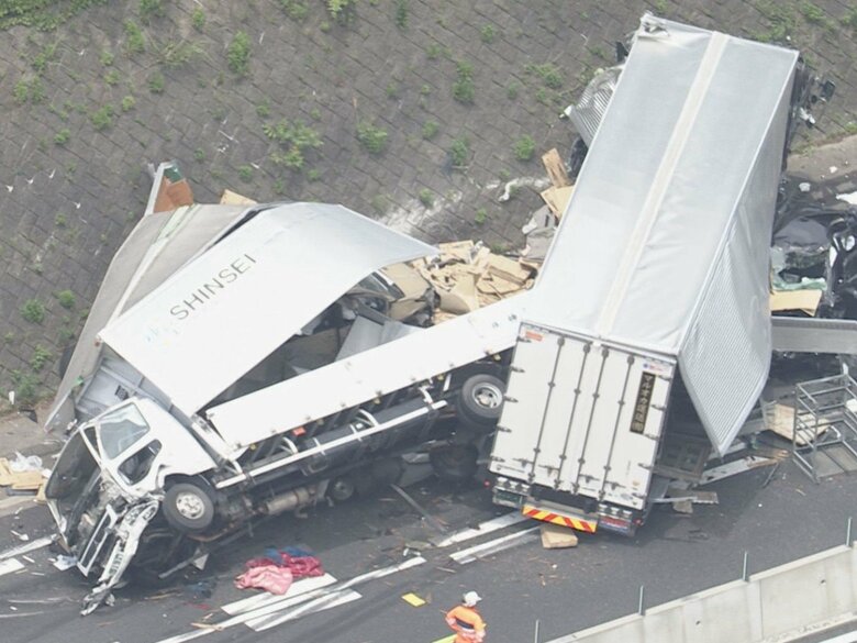 乗用車は原形とどめず…中央道で7台が絡む事故 2人が重傷 一部区間で9時間以上一時通行止めに｜FNNプライムオンライン