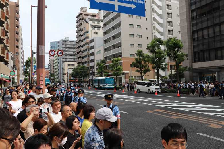沿道にあふれかえるトランプ大統領を待つ住民たち