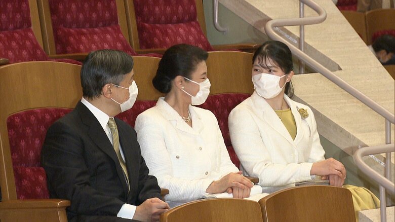 陛下のネクタイと愛子さまのワンピースはマスタード色で、色味を揃えた装いだった。