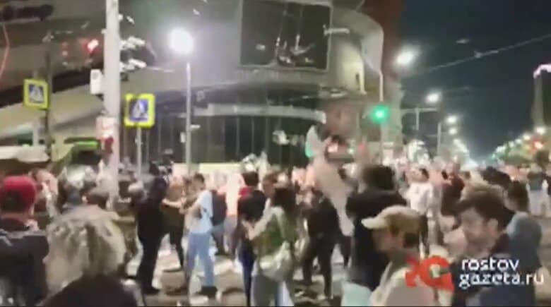 市民の声援を受けながら撤退するワグネルの部隊（SNSより）