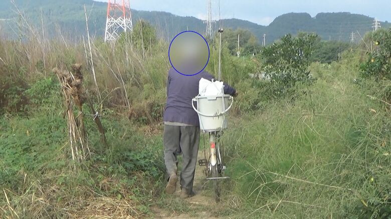 その場を立ち去る男性