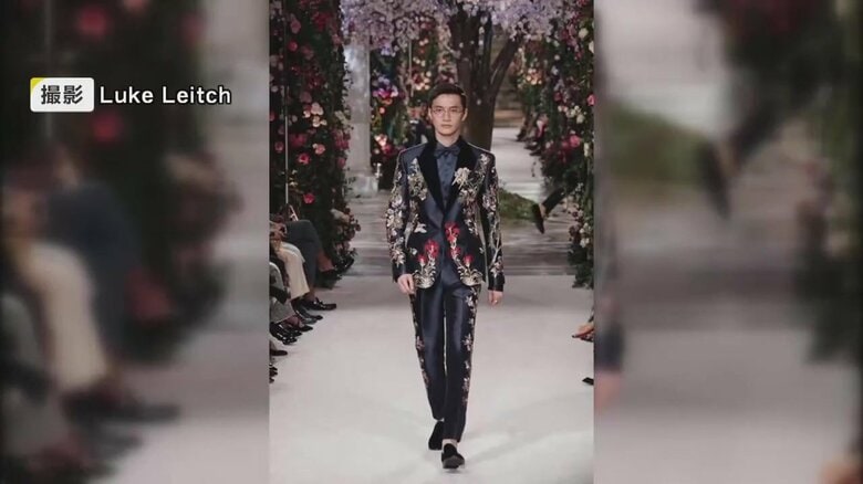 高松さんが仕立てた華やかなスーツ（撮影：Luke Leitch）