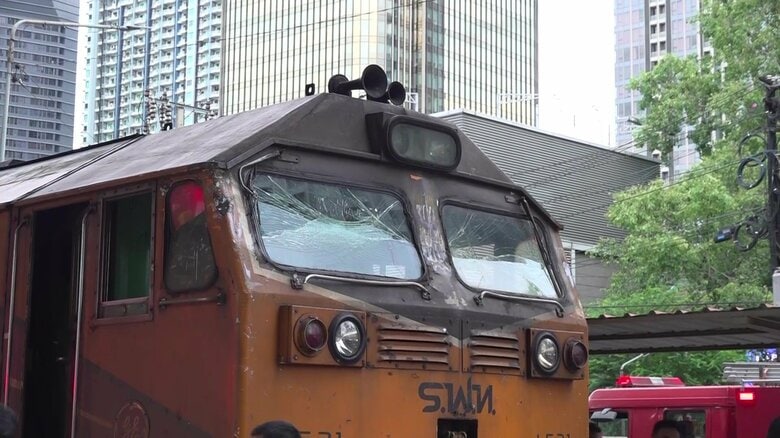 貨物列車前方の窓ガラスは大きくひび割れていた
