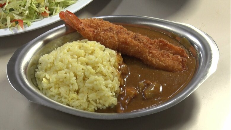 潜水艦「とうりゅう」艦内・食堂で提供されるエビフライがのったカレーライス