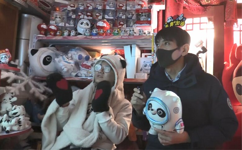 羽生選手に声援を送る北京のファン（左側）　自宅に大量の「ビンドゥンドゥン」をコレクション