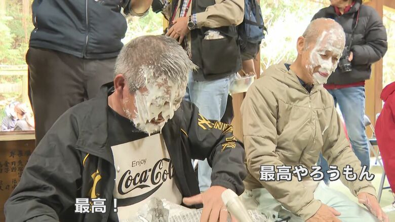 ｢おしろい｣を顔にたっぷり塗られて大満足