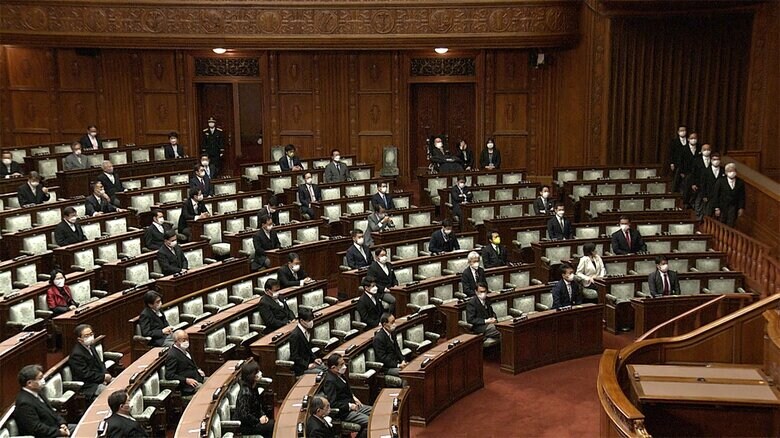 国会の本会議場を見ても、女性はポツポツ