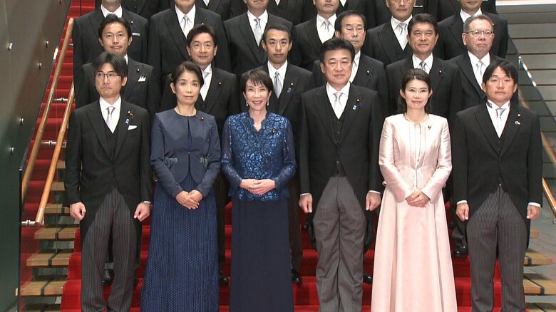 首相官邸で初の副大臣会議後の記念撮影