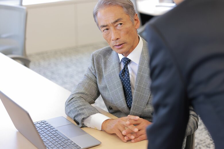 部下に嫉妬する上司は下克上しそうな部下へ攻撃的になりがち（画像：イメージ）