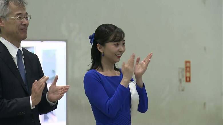 県立伊吹高校で書道パフォーマンスをご覧になる佳子さま（滋賀・米原市）