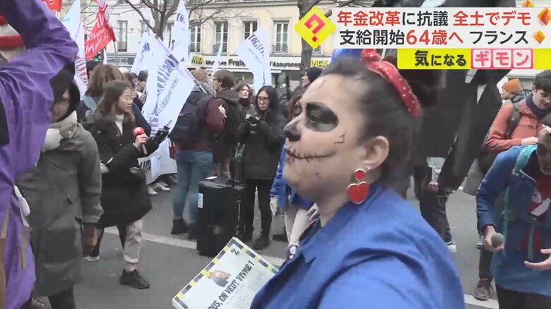 踊ったり仮装する人も