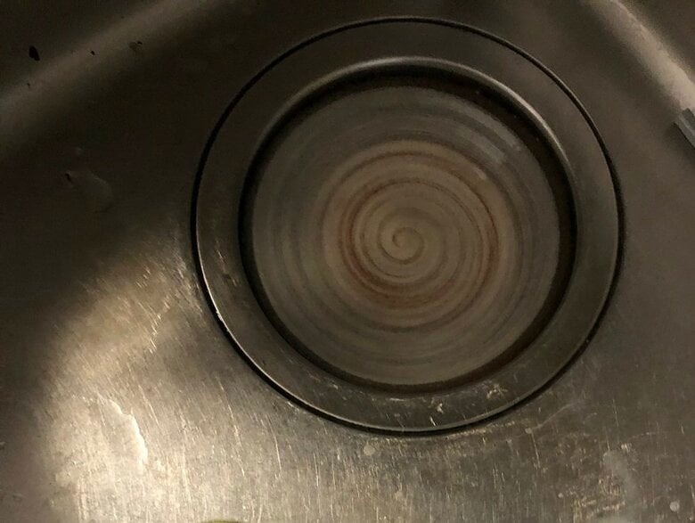 投稿された画像　シンクにピッタリと皿がはまっている