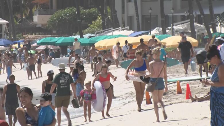 ずっと向こうまでカラフルなパラソルが並んでいる