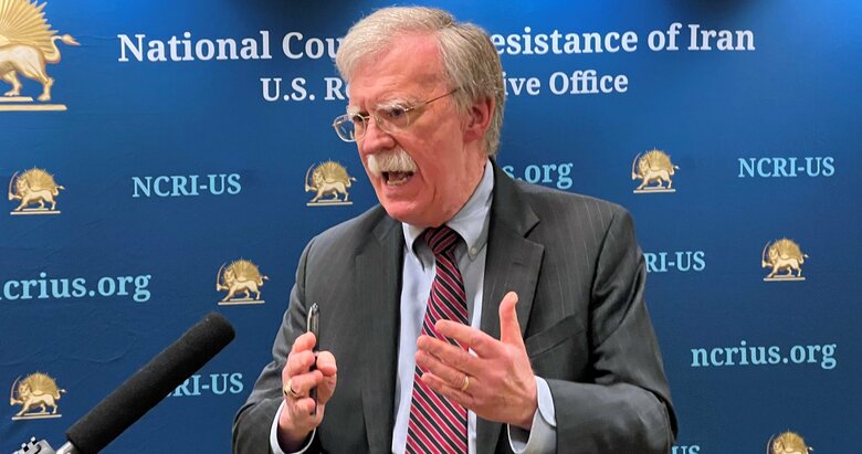 記者団の取材に応じるボルトン氏（8月17日）