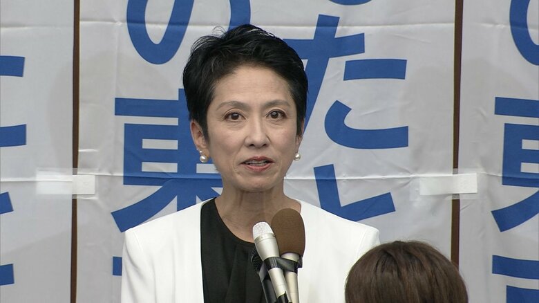 小池氏の3期目が当選確実となった後の蓮舫氏の様子…目には涙？（7日午後8時過ぎ）