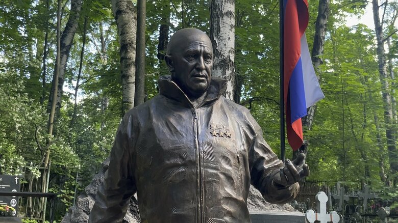 民兵用のジャケットを着用。左手薬指の欠損も忠実に再現されている