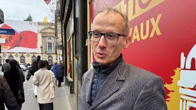 パリの街の声は賛成から反対まで多種多様