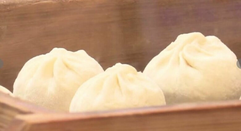 職人による手包み「豚まん」　18日午前10時ごろ撮影