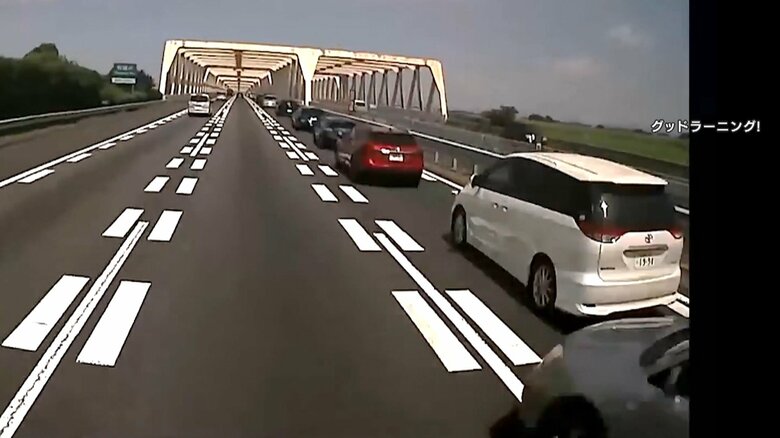 急に車線変更し衝突