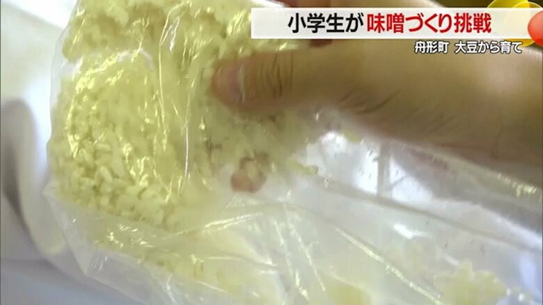 粒がなくなるまで大豆をつぶしていく