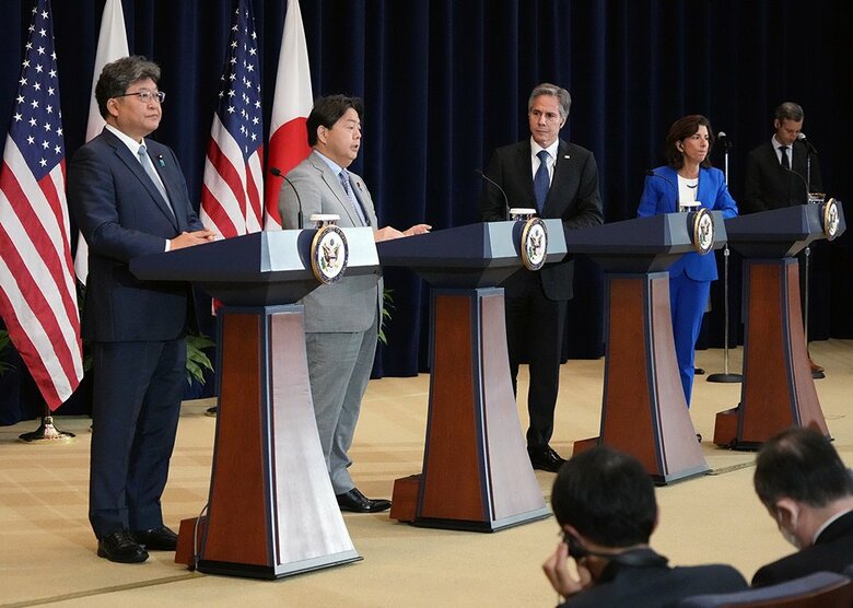 経済版2プラス2の共同会見（外務省提供）