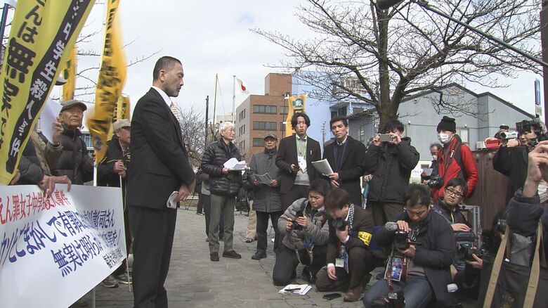 再審公判前に報道陣の取材に応じる前川さん