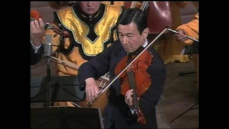 ステージでビオラを演奏される皇太子さま
