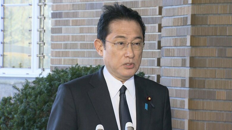 祝日の2月23日、公邸前で取材に応じる岸田首相