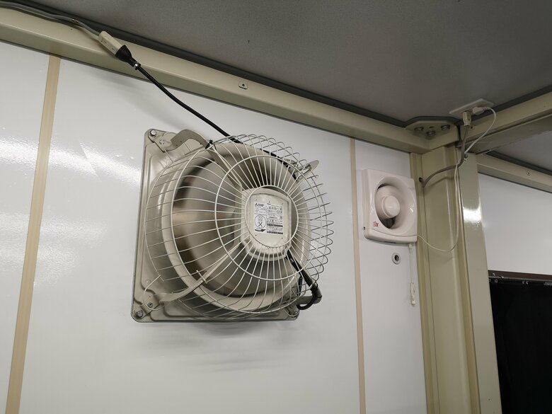 特注の換気扇（左）と通常の換気扇（右）