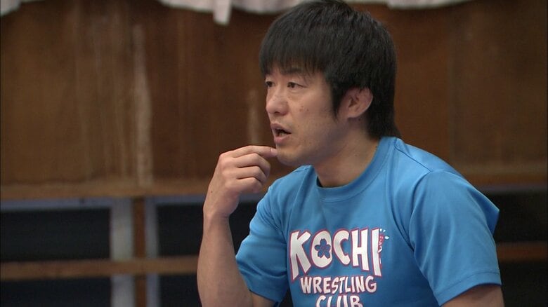 子供たちに指導する桜井監督（2014年）