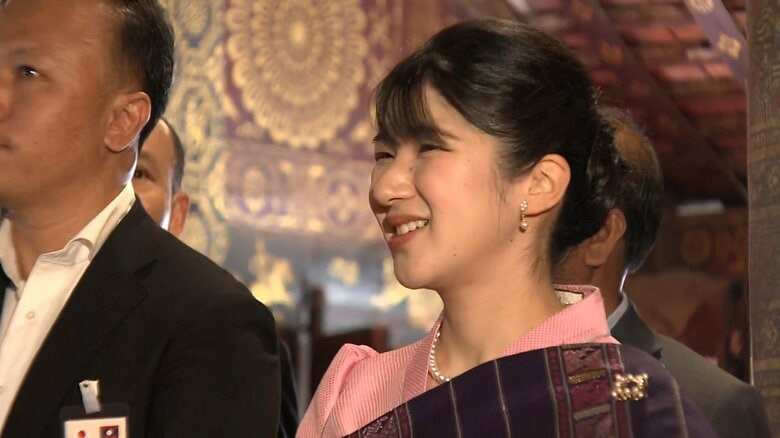 ピンクの民族衣装姿で寺院を訪問された　20日