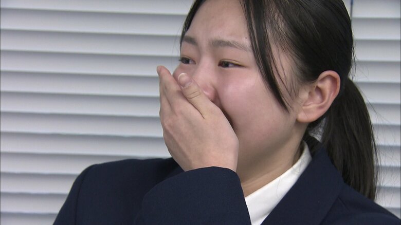 インタビューに涙ながらに答える被爆講話を聞いた東京の高校生