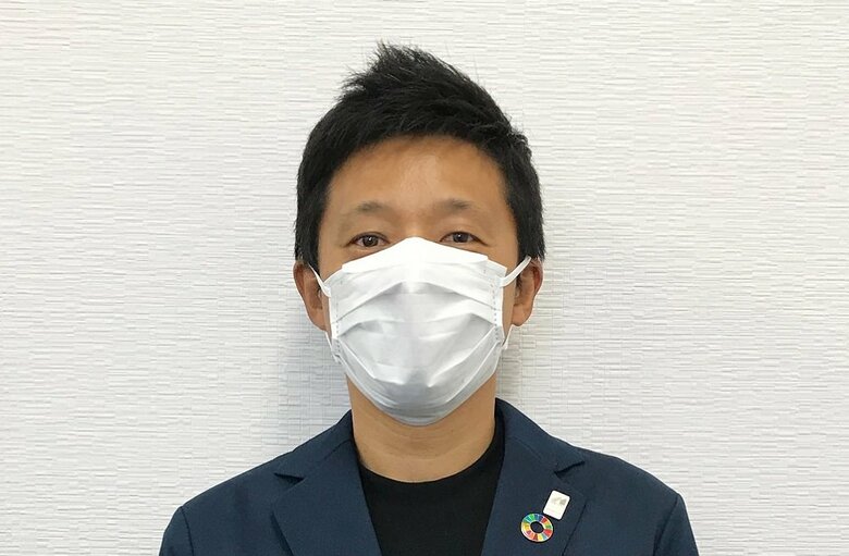 実際にシートを付けたマスクを装着した様子