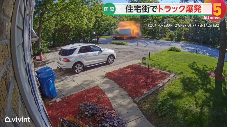 荷台のプロパンガスが漏れ出したと見られるトラックが爆発する一部始終④